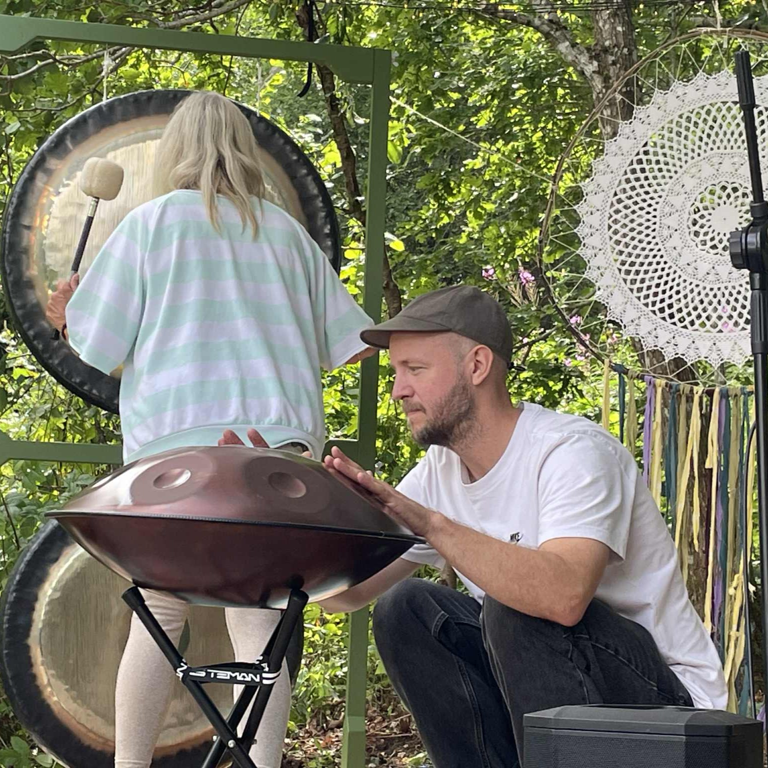 Soundhealing utomhus med gong och handpan